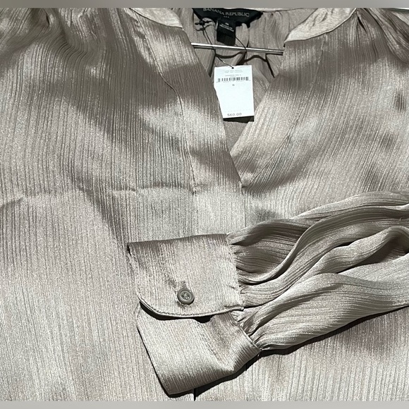 Banana Republic NWT Satin Shirred Neck Blouse in Beechwood - Picture 9 of 10